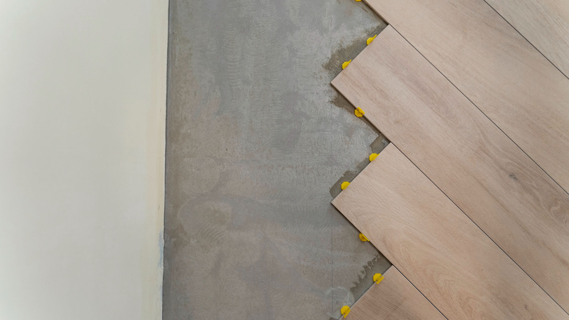 نصب پارکت روی سیمان: نکات، مراحل و الزامات فنی